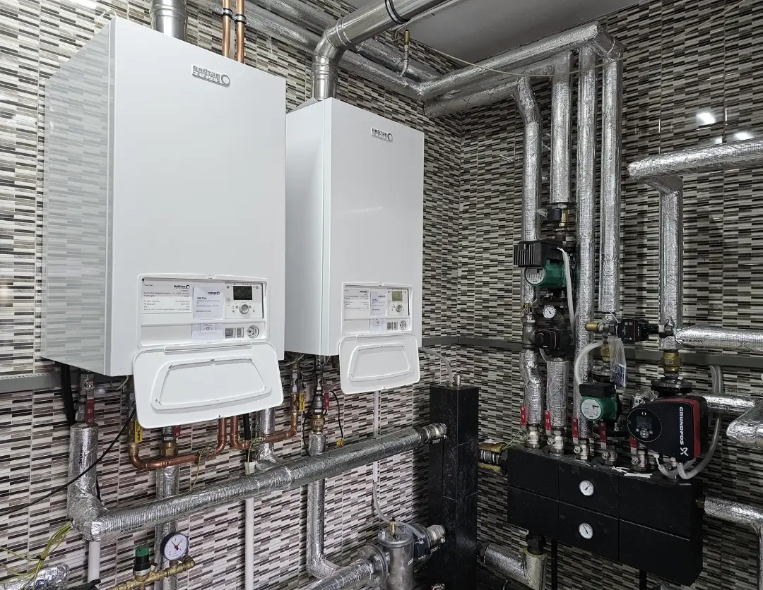 Kaskada kotłów kondensacyjnych Broetje WGB90i w kotłowni