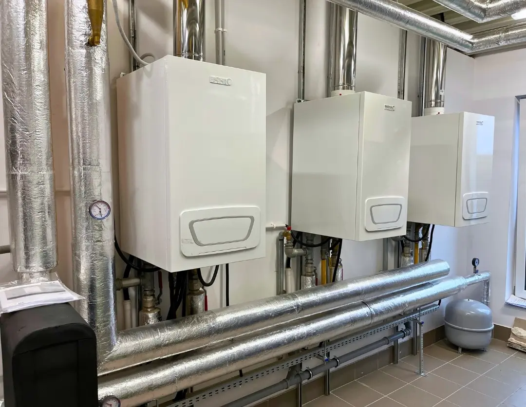 Trzy piece gazowe WGB 110i w kotłowni w bloku mieszkalnym