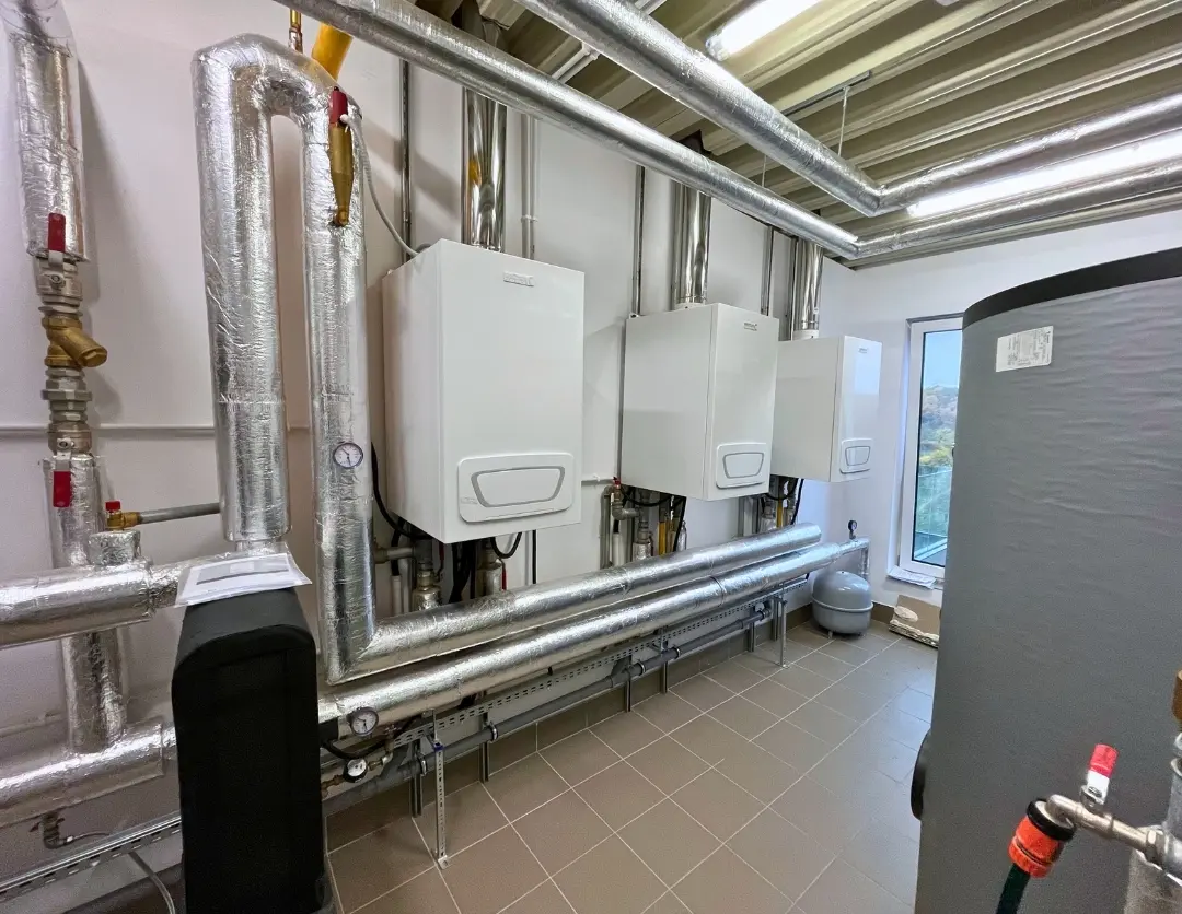 Kaskada pieców gazowych WGB 110i w kotłowni bloku mieszkalnego