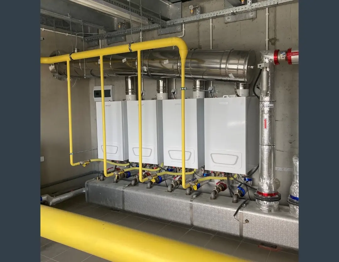 Kaskada czterech kotłów wiszących kondensacyjnych gazowych Broetje WGB90i - kotłownia