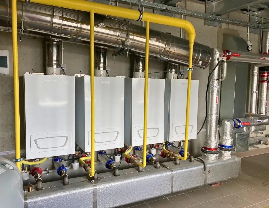 Kaskada czterech kotłów wiszących kondensacyjnych gazowych Broetje WGB90i