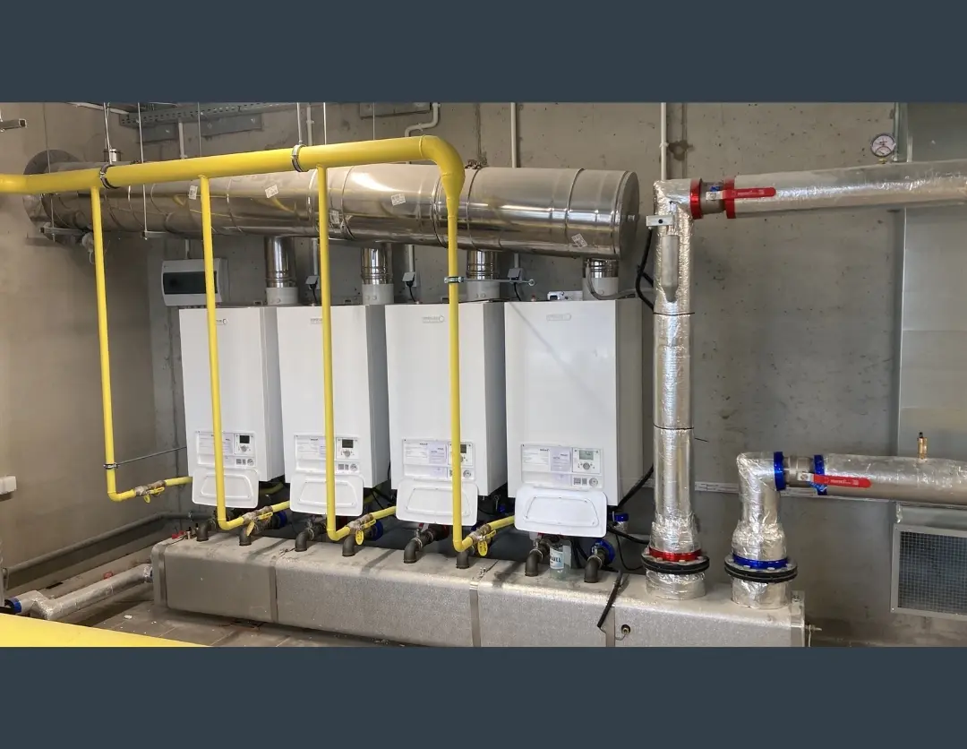 Kaskada czterech pieców gazowych wiszących kondensacyjnych Bretje WGB90i